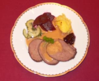 Elchbraten mit Preiselbeeren und Kartoffelmus