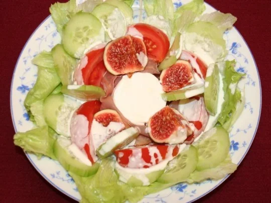 Salat mit Ziegenkäse, Kaktusfeigen und geräuchertem Wildfleisch, dazu Farmbrot - Rezept