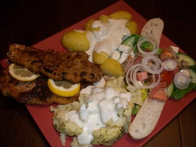 Rezept: Schweineschnitzel mit Blumenkohl, Salzkartoffeln und einem herzhaften Tomatensalat Schweineschnitzel mit Blumenkohl, Salzkartoffeln und einem herzhaften Tomatensalat - Rezept