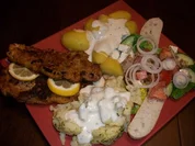 Schweineschnitzel mit Blumenkohl, Salzkartoffeln und einem herzhaften Tomatensalat - Rezept