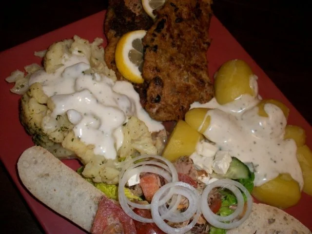 Rezept: Schweineschnitzel mit Blumenkohl, Salzkartoffeln und einem herzhaften Tomatensalat Bild Nr. 2 Schweineschnitzel mit Blumenkohl, Salzkartoffeln und einem herzhaften Tomatensalat - Rezept - Bild Nr. 2