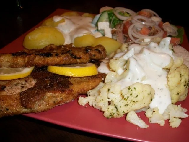 Rezept: Schweineschnitzel mit Blumenkohl, Salzkartoffeln und einem herzhaften Tomatensalat Bild Nr. 4 Schweineschnitzel mit Blumenkohl, Salzkartoffeln und einem herzhaften Tomatensalat - Rezept - Bild Nr. 4