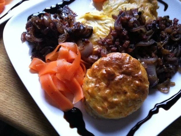 Rezept: gebackenes Kartoffel- Karotten Püree.. mit Zwiebel .. und Karotten Streifen.. gebackenes Kartoffel- Karotten Püree.. mit Zwiebel .. und Karotten Streifen.. - Rezept