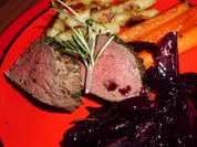 Rinderfilet im Kräutermantel an Rotweinschalotten und glasierten Möhren - Rezept