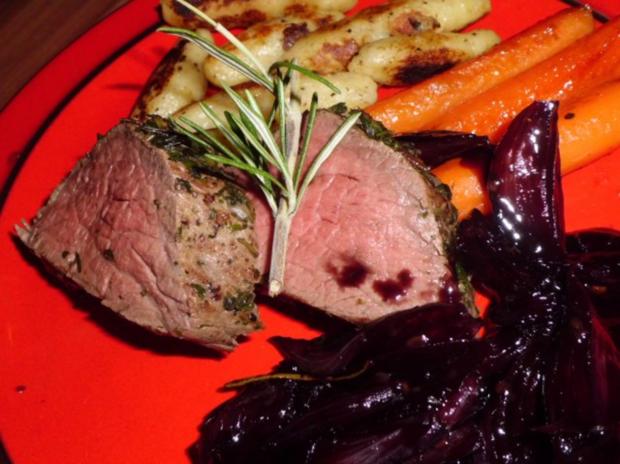 Rinderfilet im Kräutermantel an Rotweinschalotten und glasierten Möhren ...