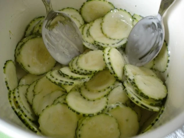 Rezept: Zucchinisalat Bild Nr. 7 Zucchinisalat - Rezept - Bild Nr. 7