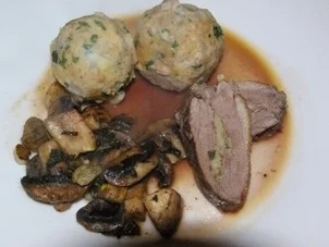 Gefüllte Entenbrust an Champigions und Maronen mit Semmelknödeln - Rezept
