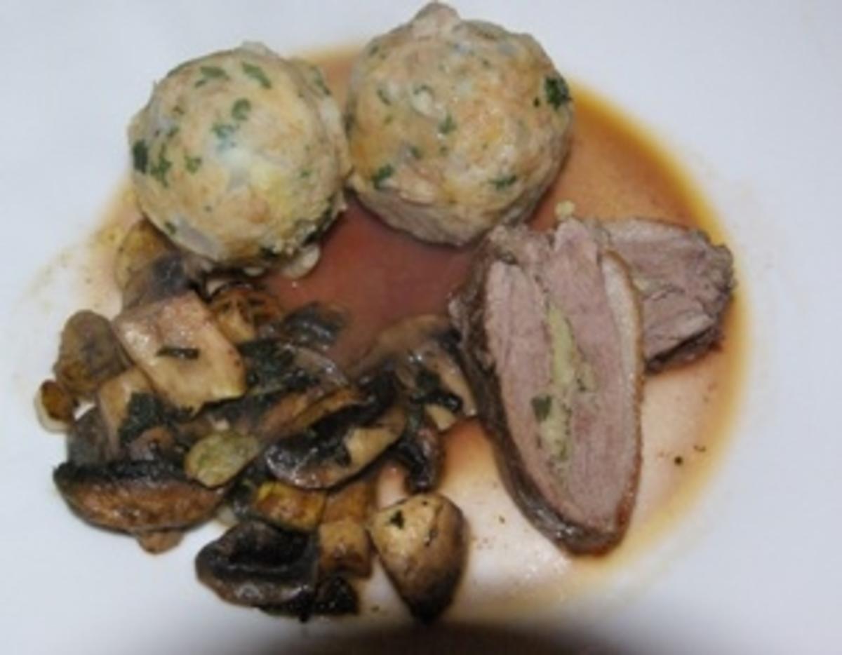 Gefüllte Entenbrust an Champigions und Maronen mit Semmelknödeln ...