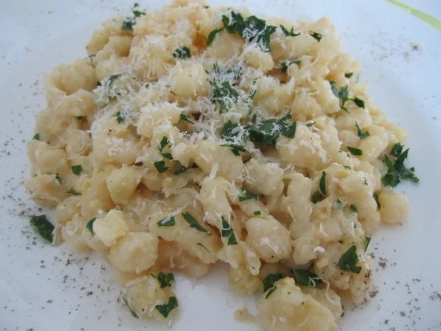 Eierspätzle mit Parmesan und Petersilie... "Basicsverwertung" - Rezept