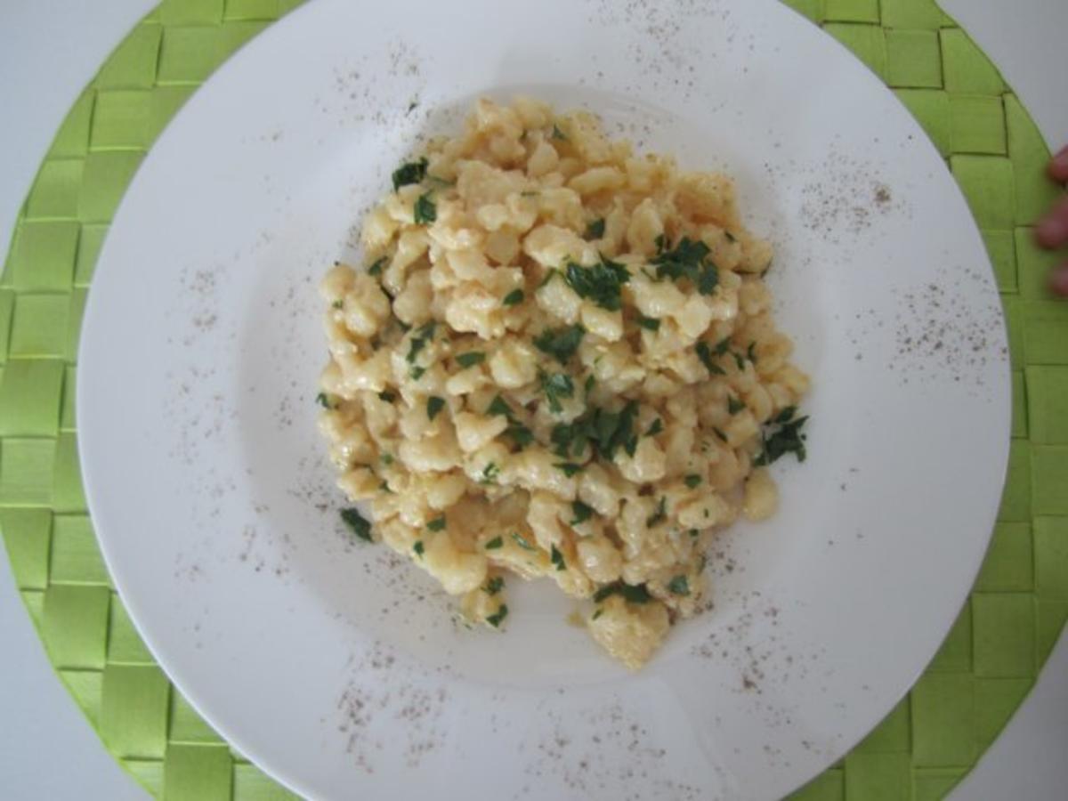 Eierspätzle mit Parmesan und Petersilie... "Basicsverwertung" - Rezept - Bild Nr. 3