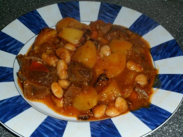 Rezept: Eintopf mit Rind, Bohnen und Kartoffeln Eintopf mit Rind, Bohnen und Kartoffeln - Rezept