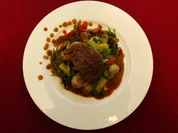 Rinderfilet auf jungem Gemüse und Grenaille-Kartoffeln (John Jürgens) - Rezept
