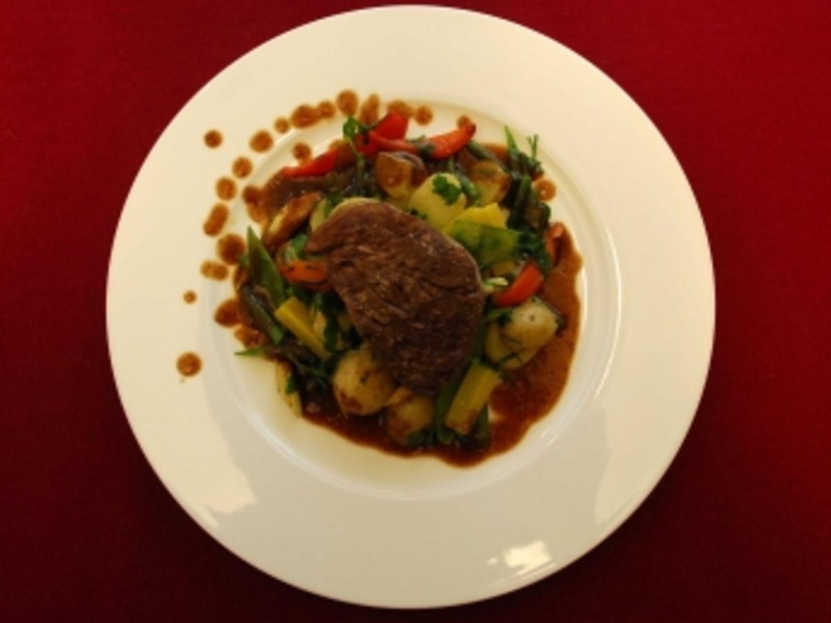 Rinderfilet auf jungem Gemüse und Grenaille Kartoffeln John Jürgens ...