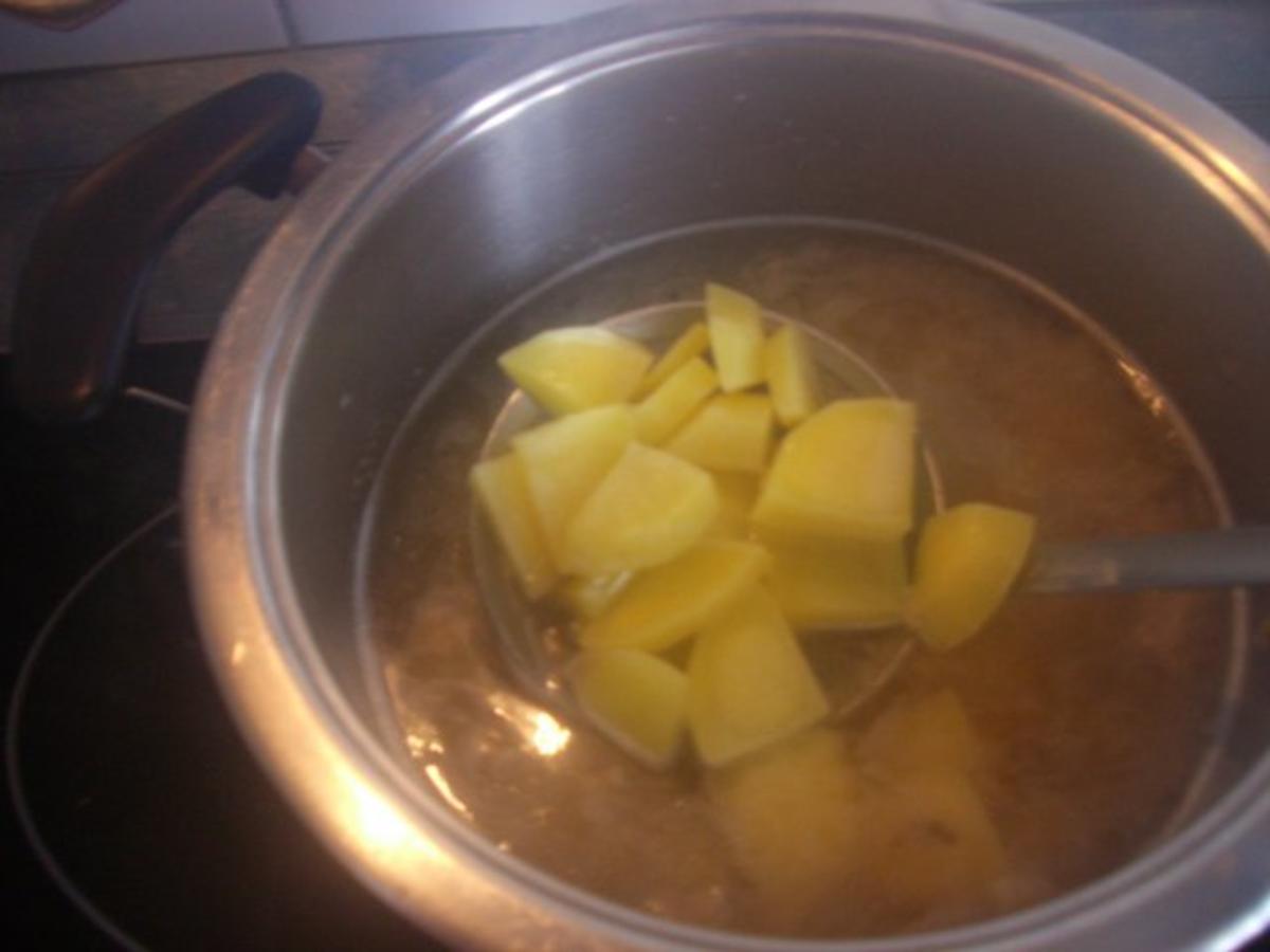 Kartoffelcremesuppe mit Bratkartoffelwürfelchen - Rezept - Bild Nr. 3