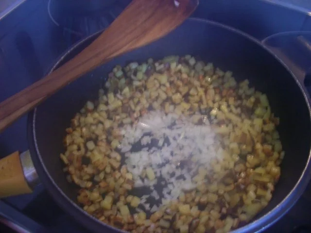 Kartoffelcremesuppe mit Bratkartoffelwürfelchen - Rezept - Bild Nr. 7