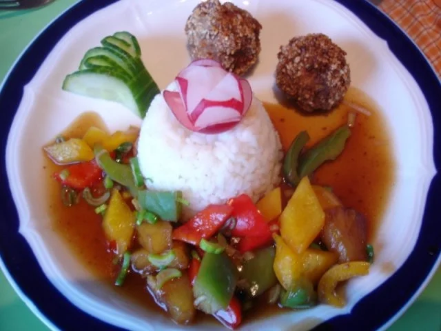 Fleischbällchen mit gemahlenen Mandeln und Gemüse süß-sauer - Rezept