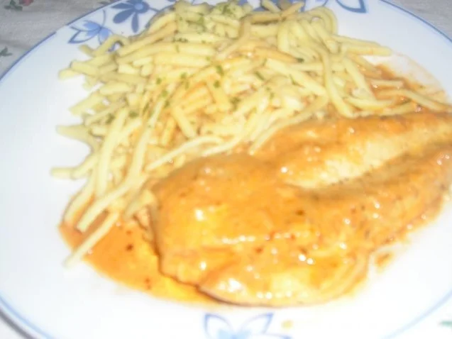 Rezept: Hähnchenbrustfilet mit scharfer Paprikarahmsoße Hähnchenbrustfilet mit scharfer Paprikarahmsoße - Rezept