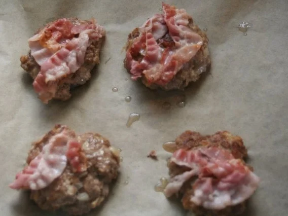 Frikadellen mit Bacon, Ananas & Käse - Rezept - Bild Nr. 3