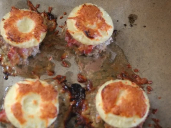 Frikadellen mit Bacon, Ananas & Käse - Rezept - Bild Nr. 4