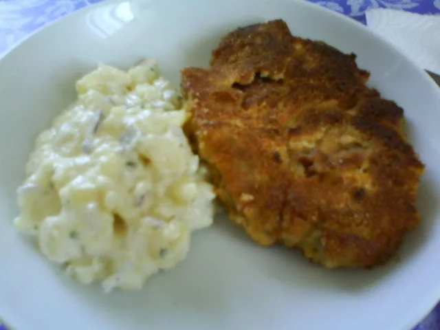 Rezept: Süß saurer Kartoffelsalat mit Schnitzel Wiener Art Süß saurer Kartoffelsalat mit Schnitzel Wiener Art - Rezept