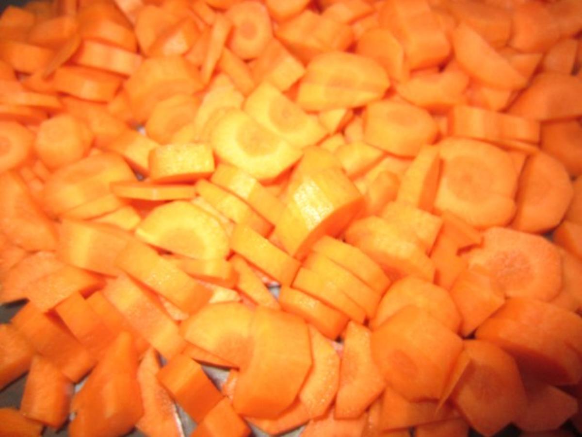 Karotten-Kokos-Cremesuppe mit Garnelen an Zitronengras - Rezept - Bild Nr. 3