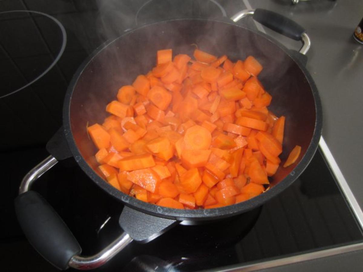 Karotten-Kokos-Cremesuppe mit Garnelen an Zitronengras - Rezept - Bild Nr. 5