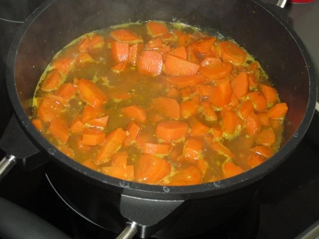 Karotten-Kokos-Cremesuppe mit Garnelen an Zitronengras - Rezept - Bild Nr. 6