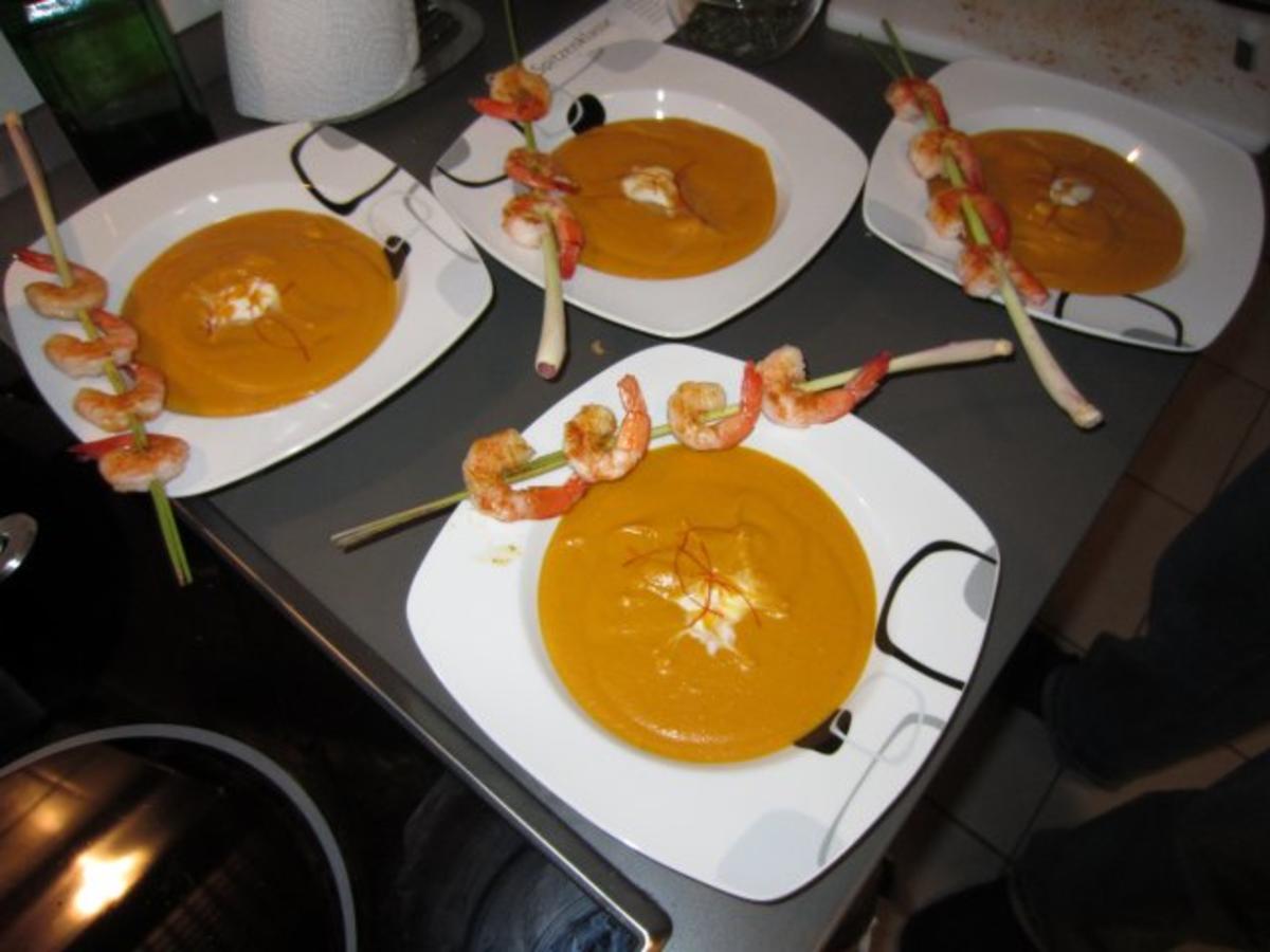 Karotten-Kokos-Cremesuppe mit Garnelen an Zitronengras - Rezept - Bild Nr. 7