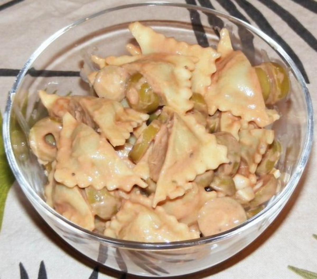 Ravioli-Oliven-Salat mit Joghurt-Tomaten-Dressing - Rezept