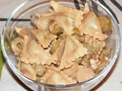 Ravioli-Oliven-Salat mit Joghurt-Tomaten-Dressing - Rezept