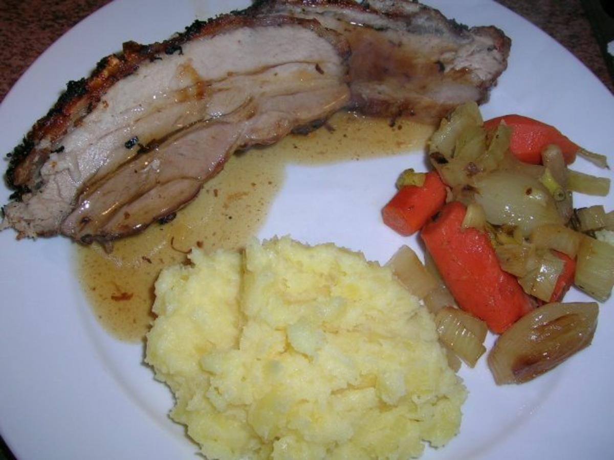 Gerösteter Schweinebauch mit knusprigem Fenchel, Schalotten und Möhrchen - Rezept - Bild Nr. 2