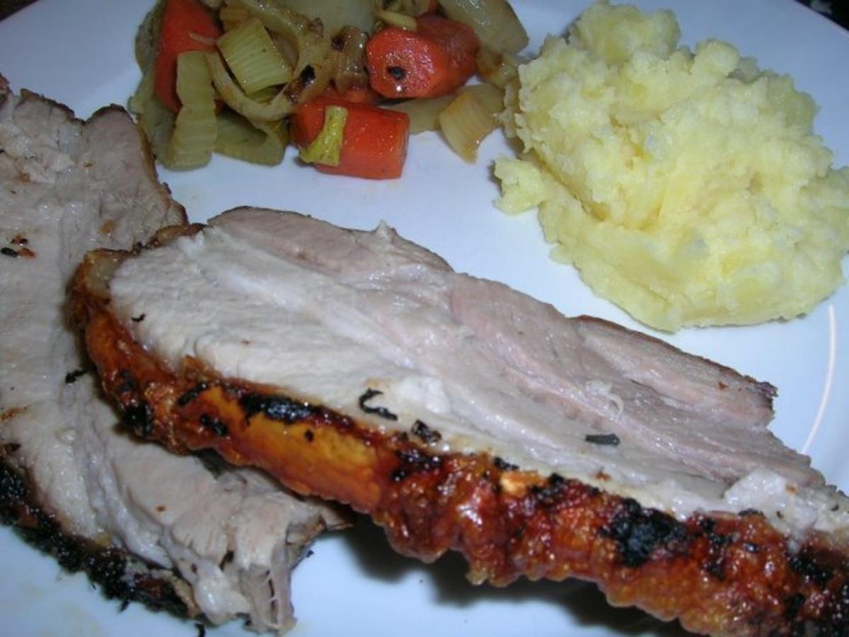 Gerösteter Schweinebauch mit knusprigem Fenchel, Schalotten und Möhrchen - Rezept