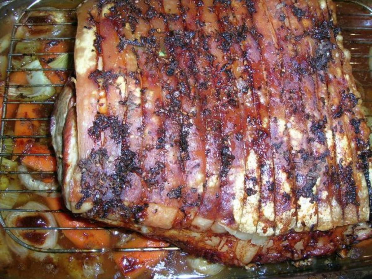 Gerösteter Schweinebauch mit knusprigem Fenchel, Schalotten und Möhrchen - Rezept - Bild Nr. 4