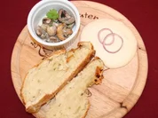 Spundekäs, Champignonsalat und selbstgemachtes Zwiebelbrot - Rezept