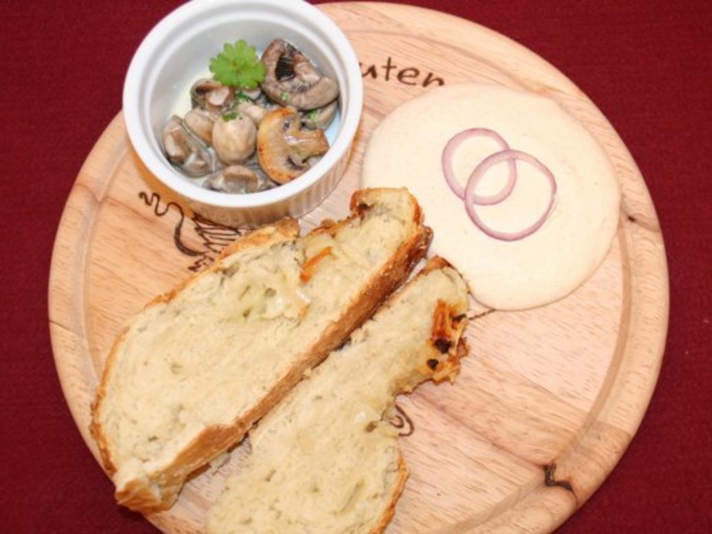 Spundekäs, Champignonsalat und selbstgemachtes Zwiebelbrot - Rezept ...