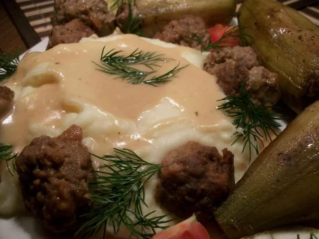 Schmorgurken gefüllt, Stampfkartoffeln, Dill Buttersoße und Wachsbohnensalat mit Tomate... - Rezept - Bild Nr. 8