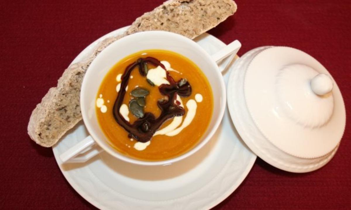 Kürbissuppe mit Maronen, dazu Lavendel-Honig-Brot - Rezept - kochbar.de