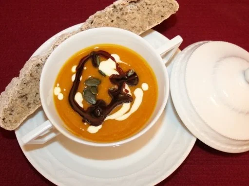 Rezept: Kürbissuppe mit Maronen, dazu Lavendel-Honig-Brot Kürbissuppe mit Maronen, dazu Lavendel-Honig-Brot - Rezept