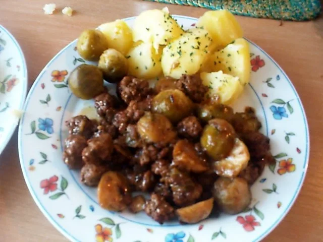 Rezept: Pfannengericht:Rosenkohl in Hackfleischsosse Bild Nr. 11 Pfannengericht:Rosenkohl in Hackfleischsosse - Rezept - Bild Nr. 11