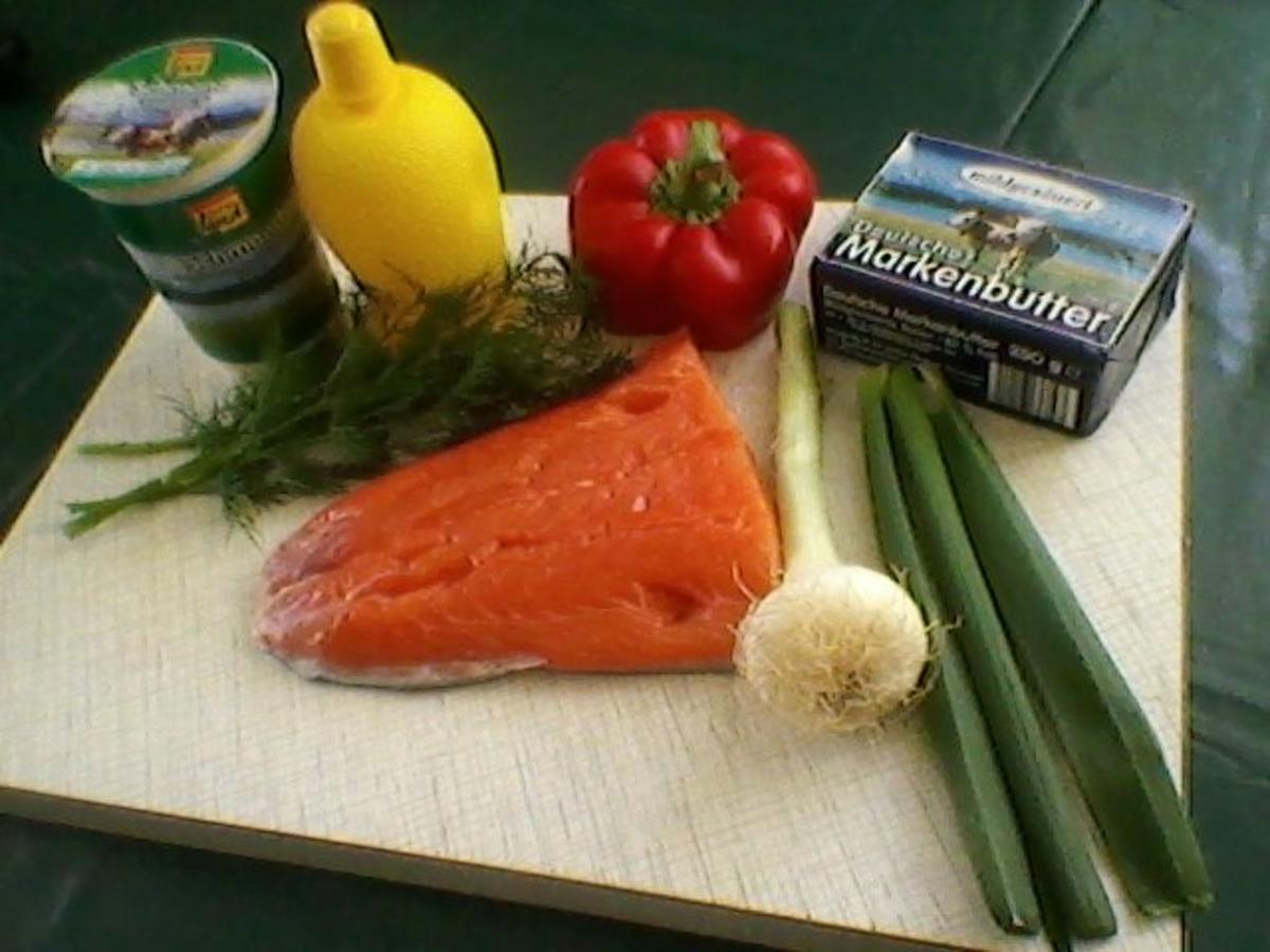 Gebratener Lachs mit warmen Kräuter Schmand - Rezept