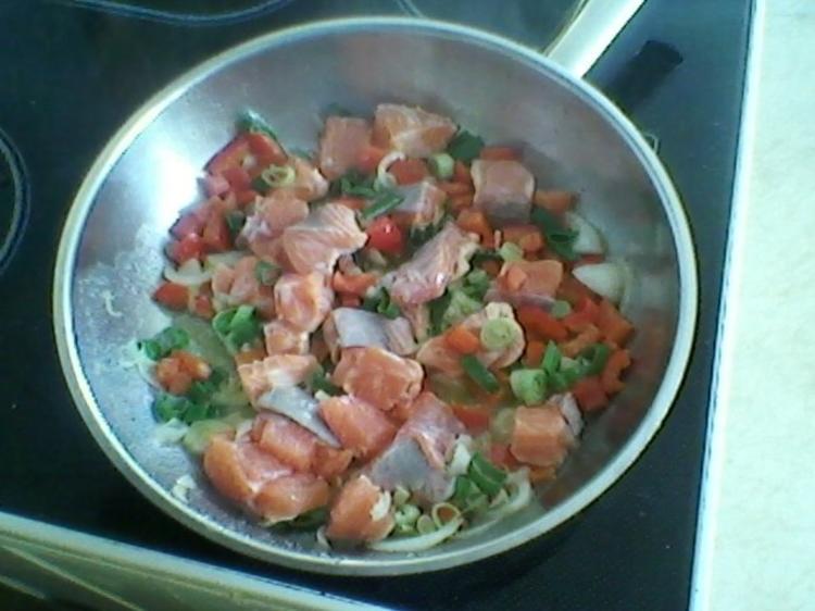 Gebratener Lachs mit warmen Kräuter Schmand - Rezept
