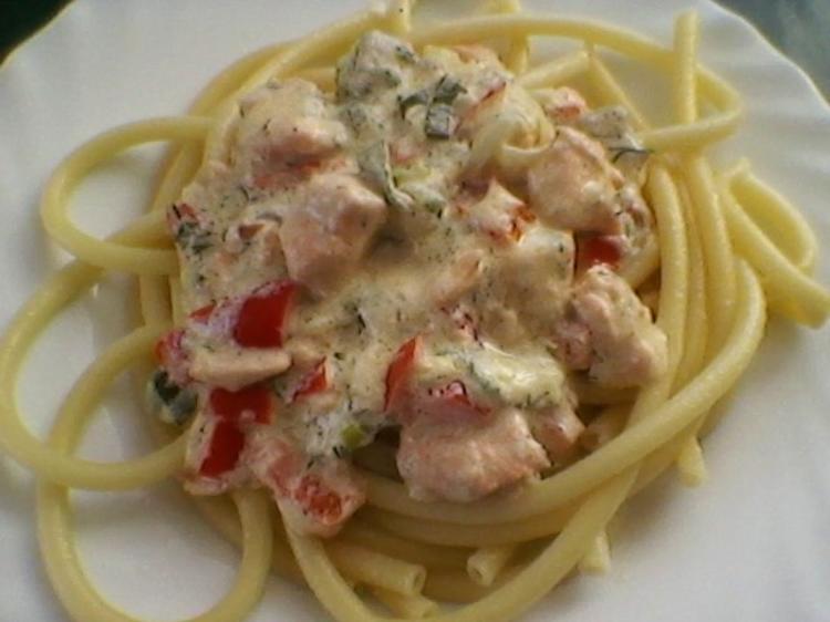 Gebratener Lachs mit warmen Kräuter Schmand - Rezept