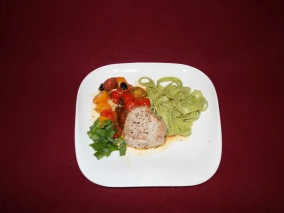 Thunfischsteak an Tomaten, Oliven und Sardellenfilets mit Spinat-Tagliatelle - Rezept