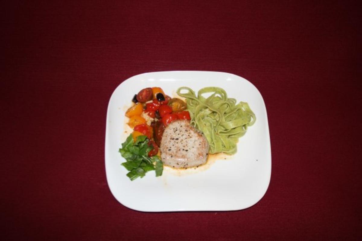 Thunfischsteak an Tomaten, Oliven und Sardellenfilets mit
Spinat-Tagliatelle - Rezept By Das perfekte Dinner