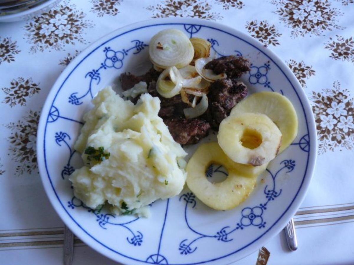 Hähnchenleber mit Apfel-und Zwiebelringen und Kartoffelbrei - Rezept ...