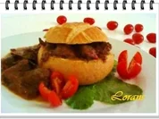 Brötchenschüssel mit Gulasch gefüllt - Rezept