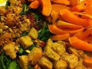 Gegrillter Butternut Kürbis mit Spinatsalat und gerösteten Sonnenblumenkernen - Rezept