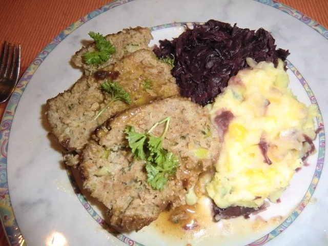 Hackbraten mit Apfelstückchen, Rotkraut und Kartoffelstampf - Rezept