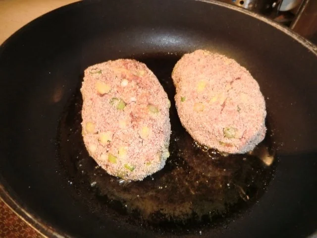 Hackbraten mit Apfelstückchen, Rotkraut und Kartoffelstampf - Rezept - Bild Nr. 3