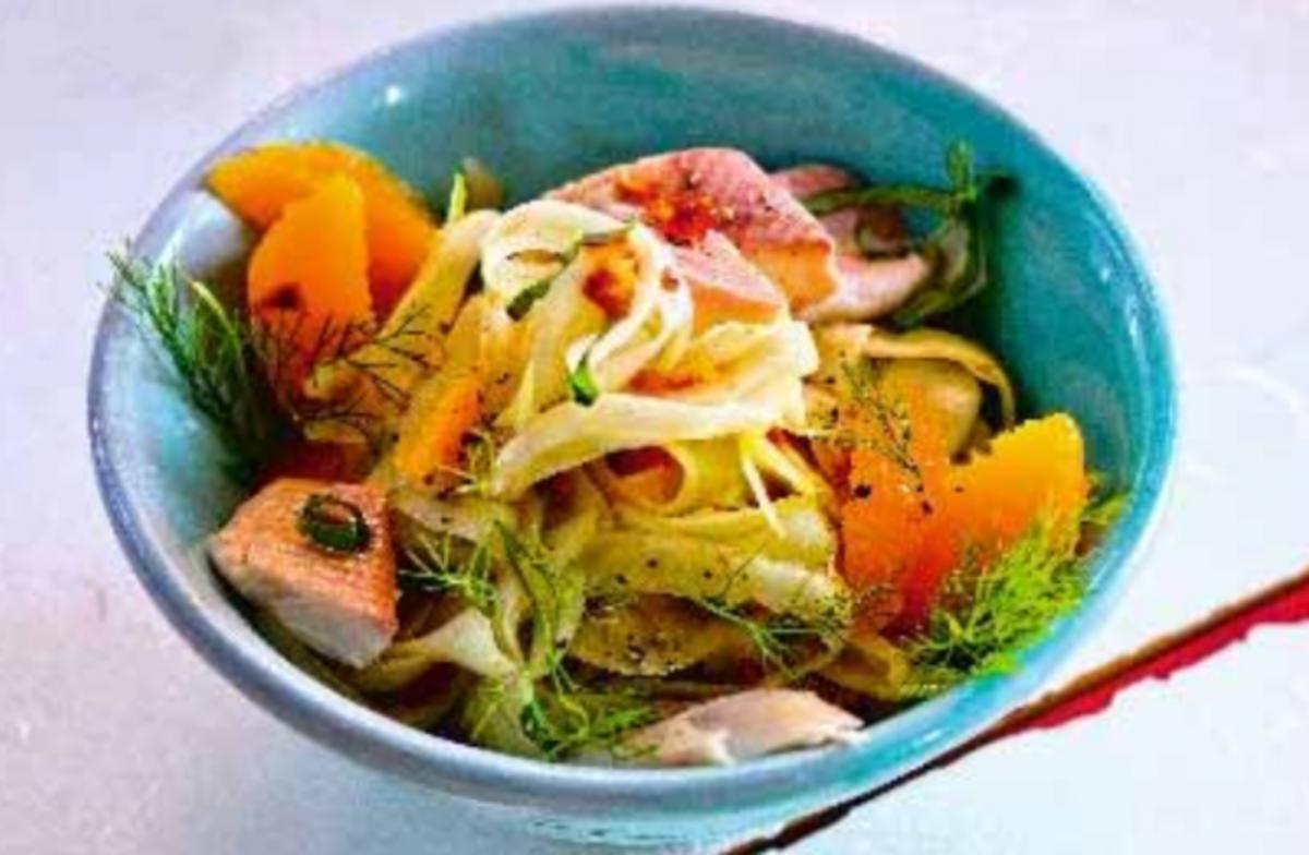 Fenchel-Orangen-Salat mit geräucherter Forelle - Rezept - kochbar.de